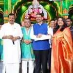 भाजप नगरसेविकेची दुष्काळग्रस्तांना मदत ; मुख्यमंत्र्यांकडे २ लाखांचा धनादेश सुपूर्द