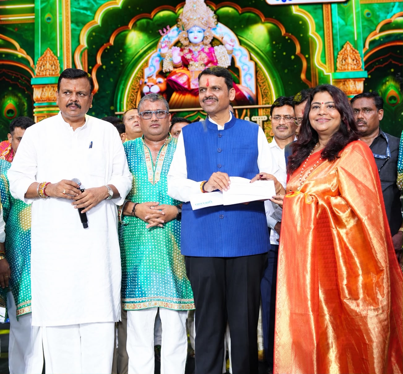 भाजप नगरसेविकेची दुष्काळग्रस्तांना मदत ; मुख्यमंत्र्यांकडे २ लाखांचा धनादेश सुपूर्द भाजप नगरसेविकेची दुष्काळग्रस्तांना मदत ; मुख्यमंत्र्यांकडे २ लाखांचा धनादेश सुपूर्द